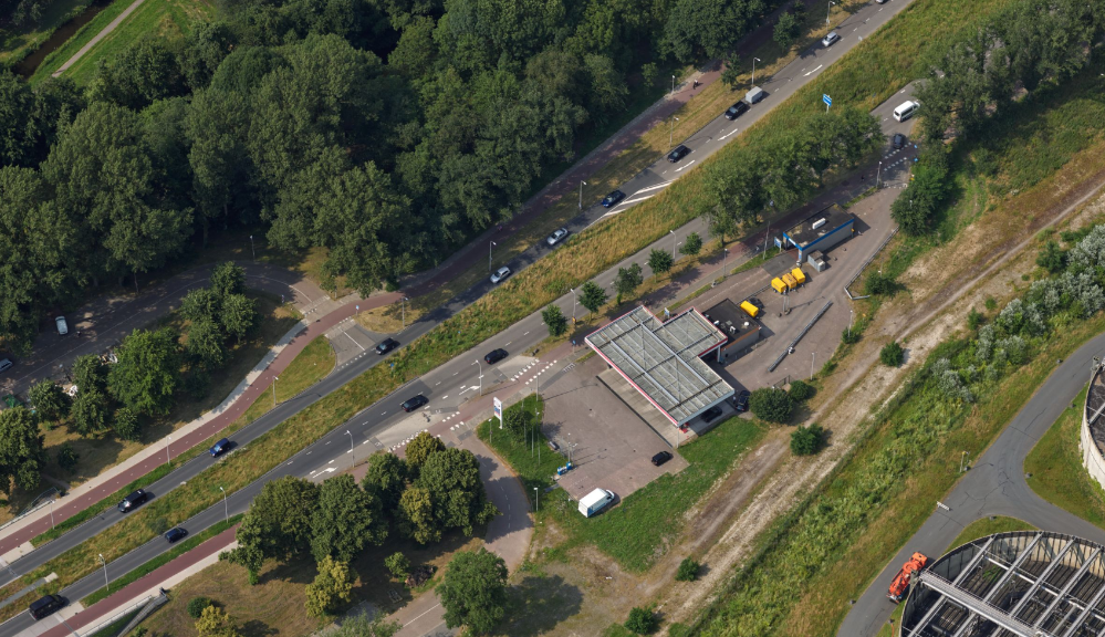 Luchtfoto van tankstation