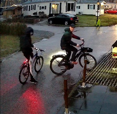 Beide verdachten op hun fietsen in De Waarbeek