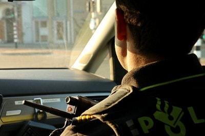 Agent in politieauto