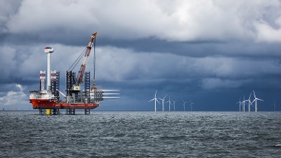 Boorplatform en windmolens op zee