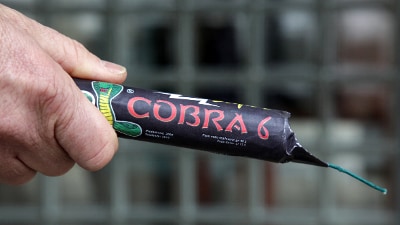 Hand met Cobra, vuurwerk