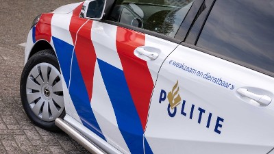 surveillancevoertuig, politieauto, dienstvoertuig, mercedes, nieuwe striping, zijkant, close-up, slogan, waakzaam, dienstbaar, logo, daglicht, Foto: Korpsmedia / Peter Monteny