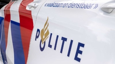 Politielogo op de zijkant van een politieauto