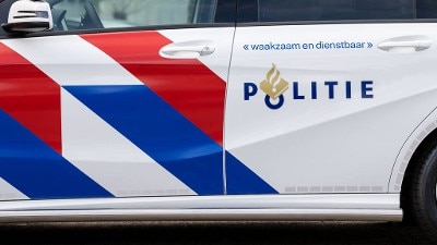 Deur van een politie-auto, met striping en het politie-logo