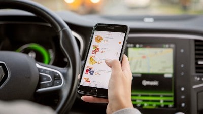 automobilist let meer op mobiele telefoon dan op verkeer