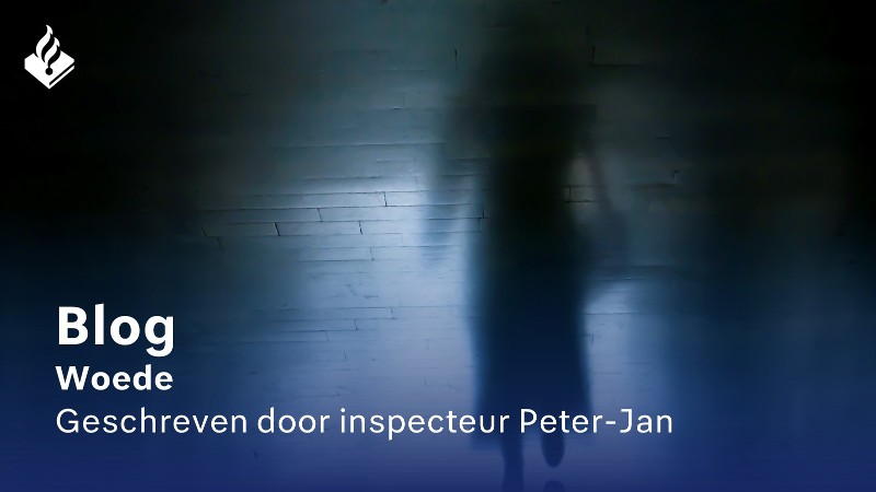 vrouw loopt in donker