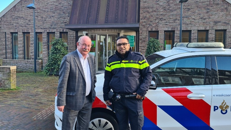 Burgemeester Klaas Smid en Maznu Holthuis van het basisteam Noord-Drenthe