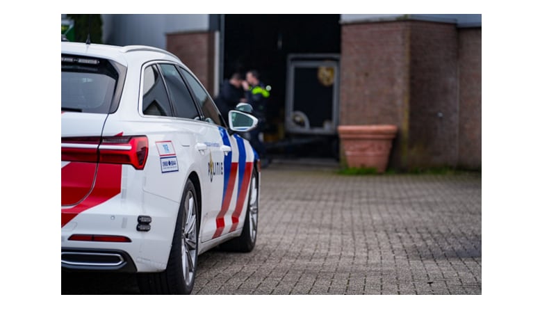 politie auto bij ingang loods