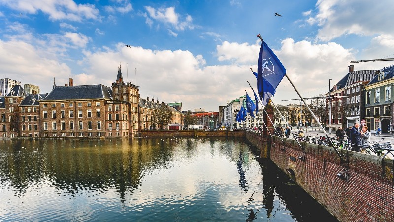 NAVO-vlaggen langs de Hofvijver in Den Haag