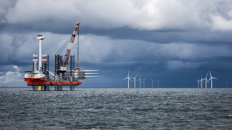 Boorplatform en windmolens op zee