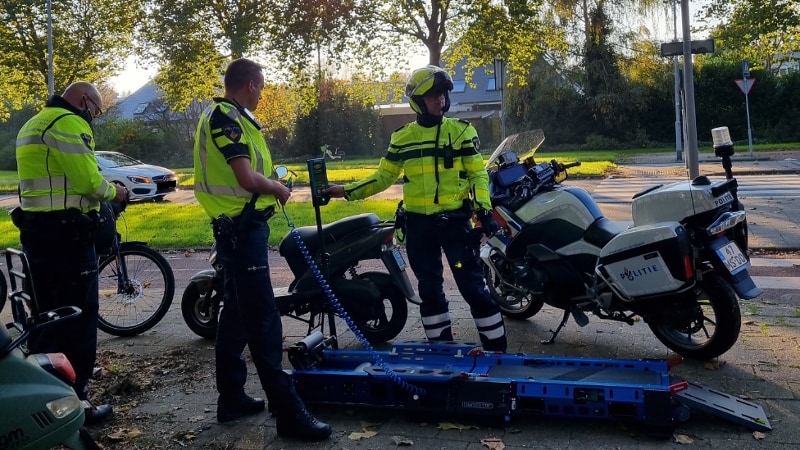 Politie houdt grote verkeerscontrole in Ommoord in samenwerking met leerlingen GSR Rotterdam