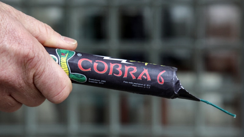 Hand met Cobra, vuurwerk