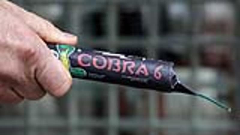 Hand met vuurwerk, Cobra