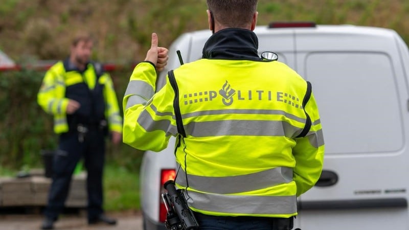 je ziet een agent tijdens een verkeerscontrole op de Kanaaldijk