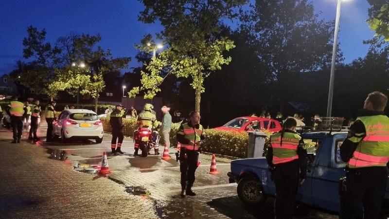 je ziet een verkeerscontrole op de Maelsonstraat in Hoorn