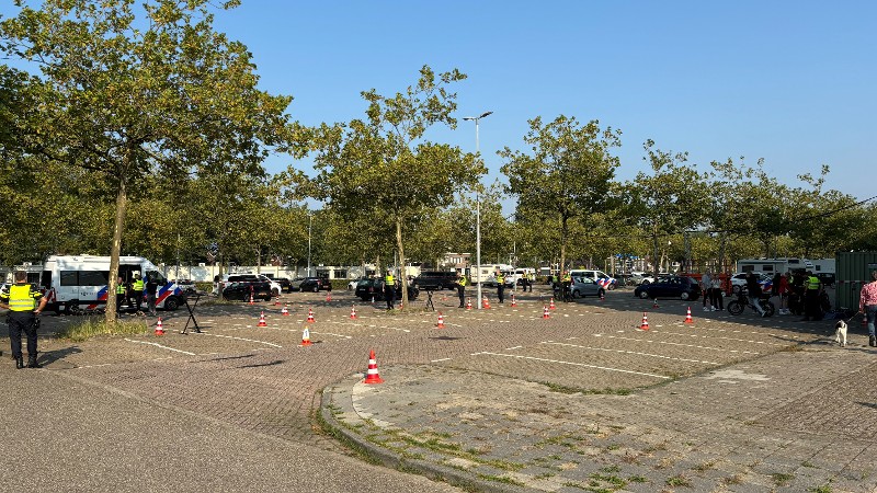 je ziet een verkeerscontrole op de IJsbaanlaan in Haarlem