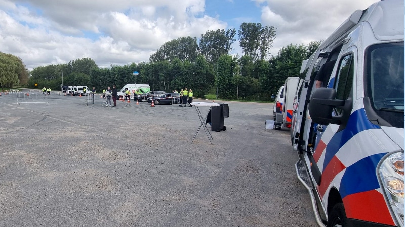 je ziet een verkeerscontrole op de Paviljoenlaan in Hoofddorp