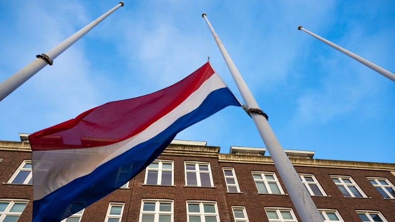 vlag hangt halfstok bij politiegebouw