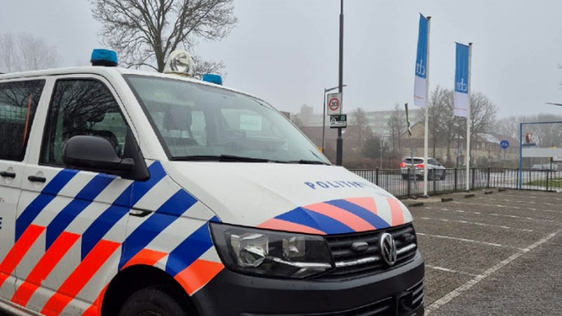 je ziet een politieauto bij een verkeerscontrole in Haarlem