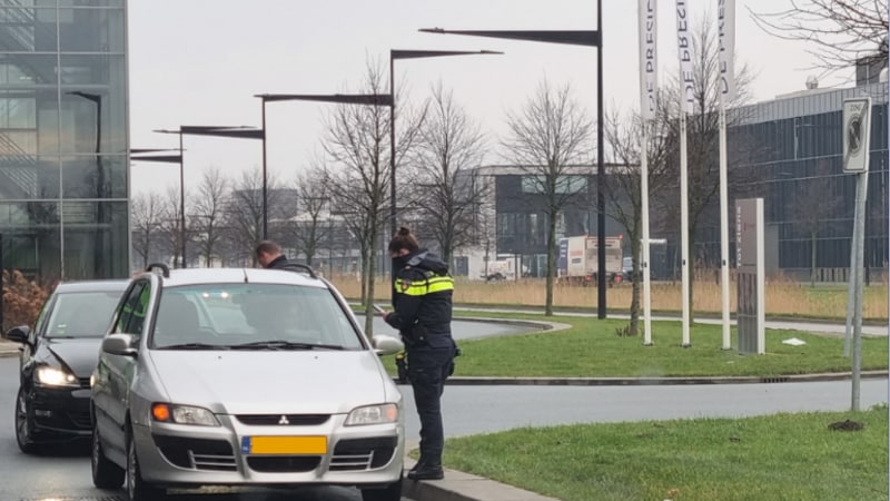 je ziet een auto die aan de kant wordt gezet tijdens een controle