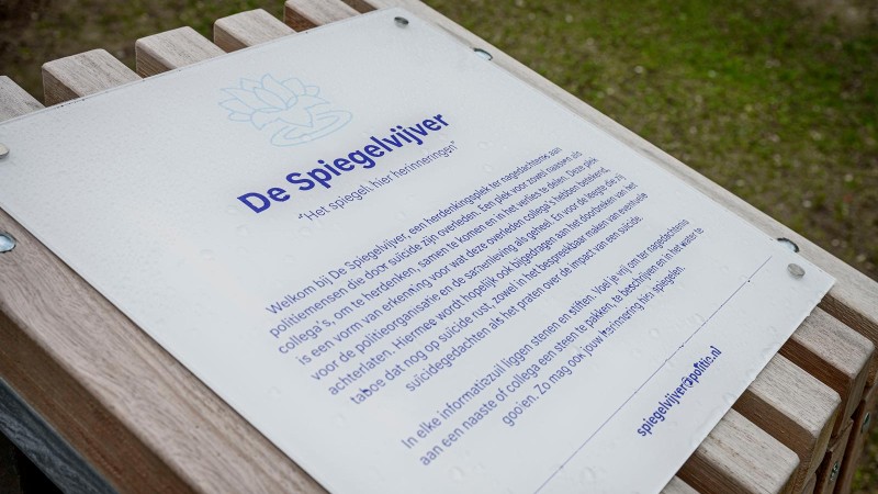 Informatiebord bij De Spiegelvijver; de herdenkingsplek voor politiemensen die door suïcide zijn overleden.
