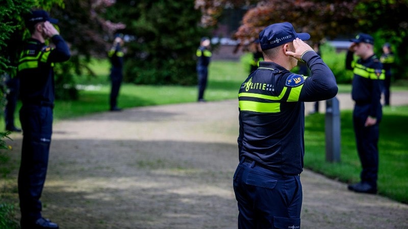 Politiemensen vormen een erehaag tijdens de opening van De Spiegelvijver.