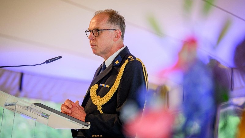 Leonard Kok, directeur van de Politieacademie, houdt een toespraak tijdens de opening van De Spiegelvijver.