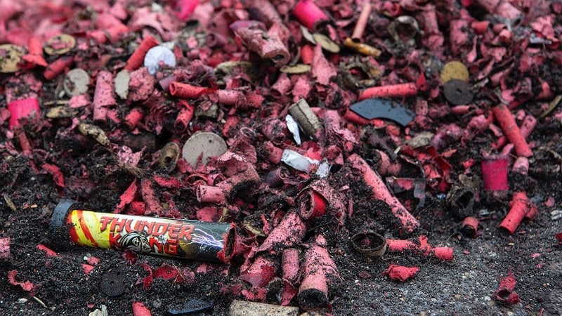 jaarwisseling, nieuwjaarsdag, vuurwerk, afval, vuurwerkafval, overdag, daglicht, close-up, detail, maarssen, utrecht, Foto: Korpsmedia / Jeroen Stoops