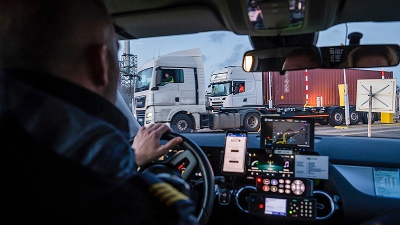 zeehaven, zeehavenpolitie, rotterdam, surveillance, surveilleren, verkeer, verkeerstoezicht, ondermijning, bestuurder, besturen, containers, zeecontainers, vrachtwagen, vrachtverkeer, navigatie, mobilofoon, Foto: Politie