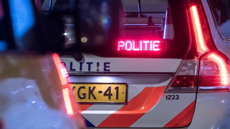 Stockfoto van de achterkant van een politieauto waarbij het bord Politie brandt