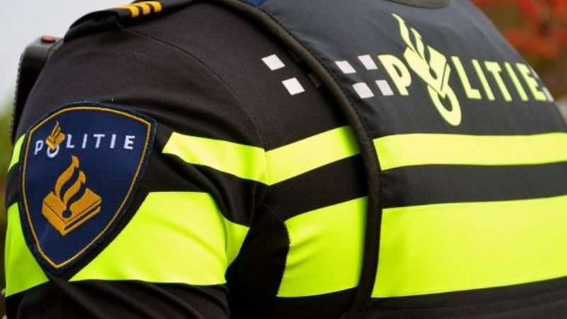 Achterkant van uniform politie met het politielogo in beeld